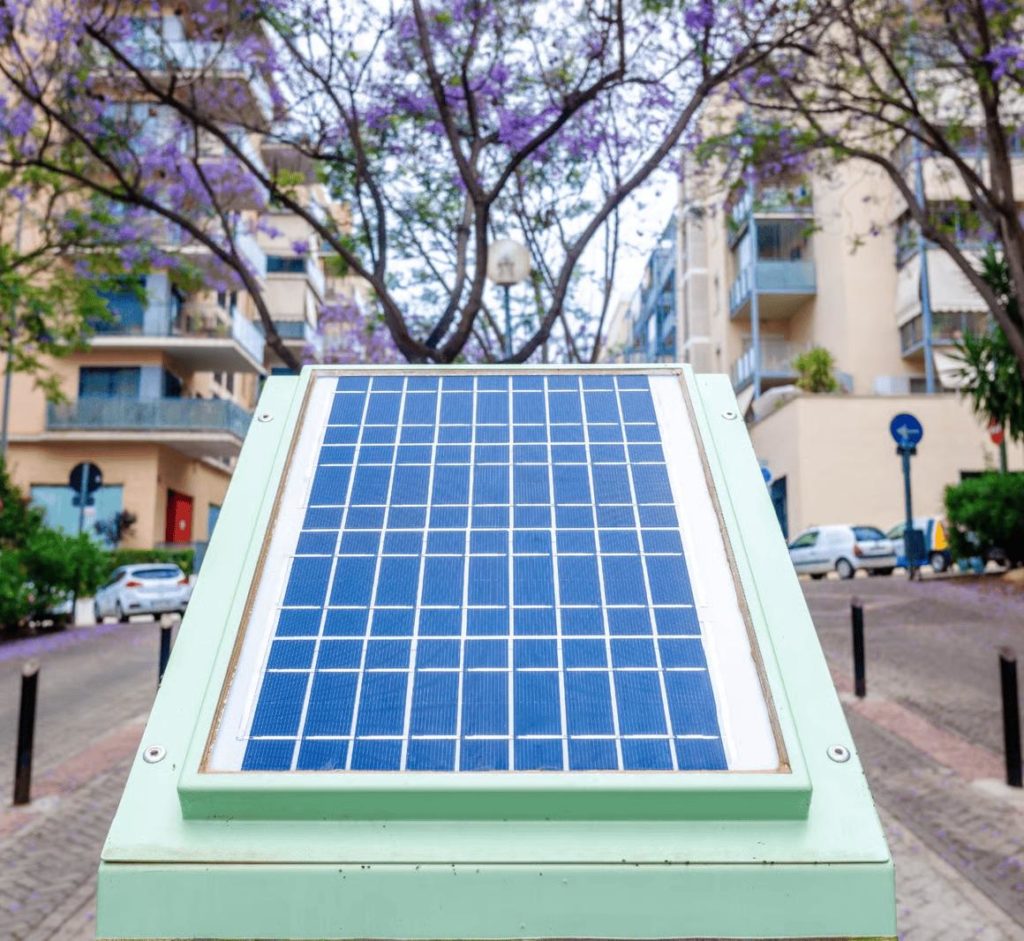 instalaciones de panel solar en la parte superior de una torre almazora