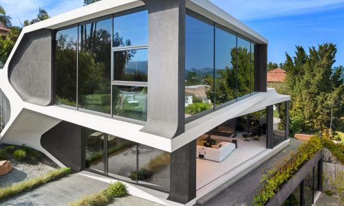 Exterior shot of a modern house in Los Angeles